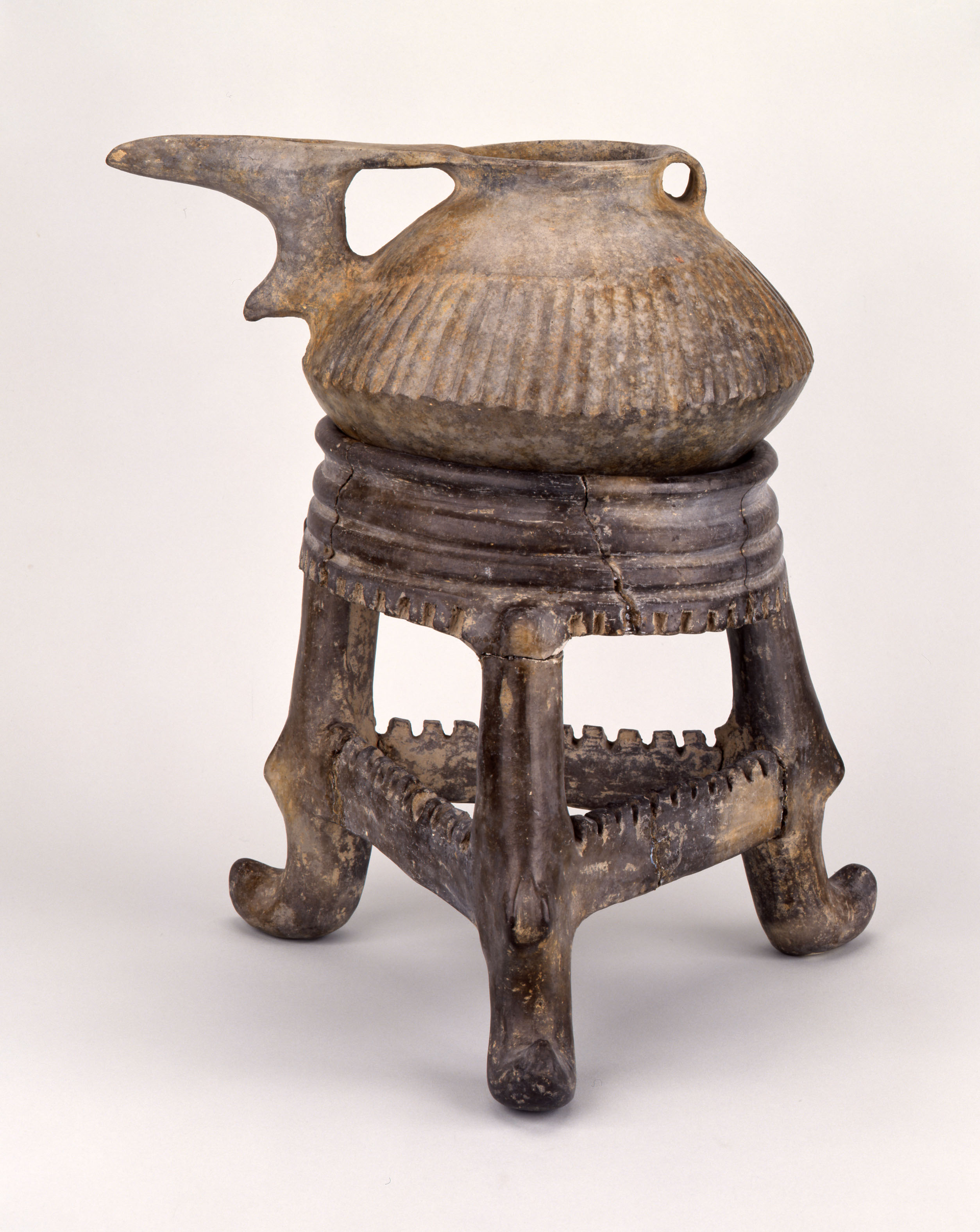 嘴形注口付壺と器台